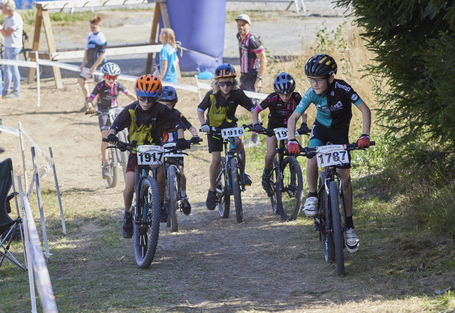 Spannende MTB-Rennen in Winterberg: Pauline Kugel und Mats Schürmann im Führungstrikot